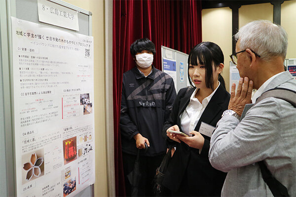 ポスターセッションで研究内容について説明する様子