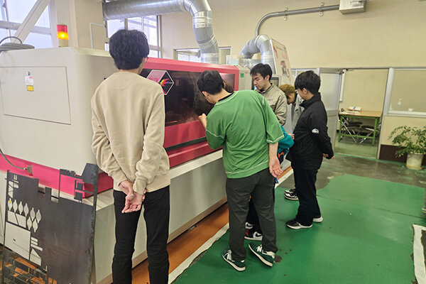 大会に向けてマシンの製作に取り組む学生たち