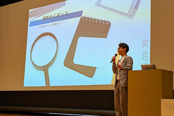 SPI対策のポイントや学習方法について説明するGakkenの栗山さん
