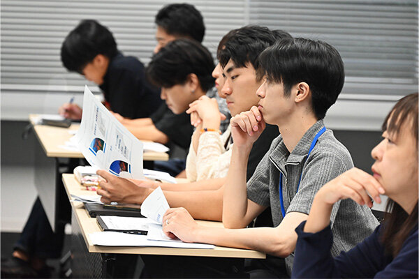 他チームの発表に真剣に耳を傾ける学生たち