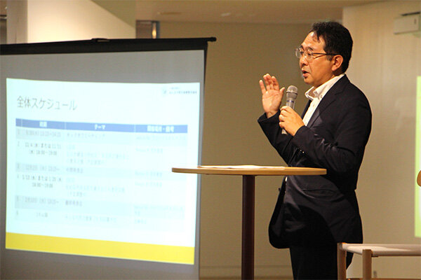 「学部・学科を問わず、多くの学生にチャレンジしてほしい」と呼びかける田中センター長