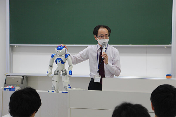 コミュニケーションロボットを活用し、未来の介護を支えるテクノロジーについて学んだ工学部電気システム工学科