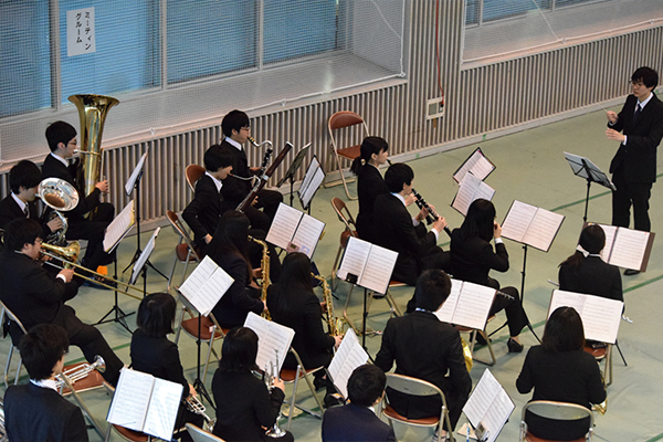 吹奏楽部は、華麗な演奏で卒業生・修了生の皆さんを歓迎します