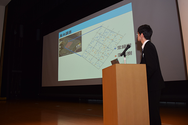 落葉樹と針葉樹がどのように分布していたかを説明する学生。「調査の結果、この森林ではスギとヒノキが多いことがわかりました」