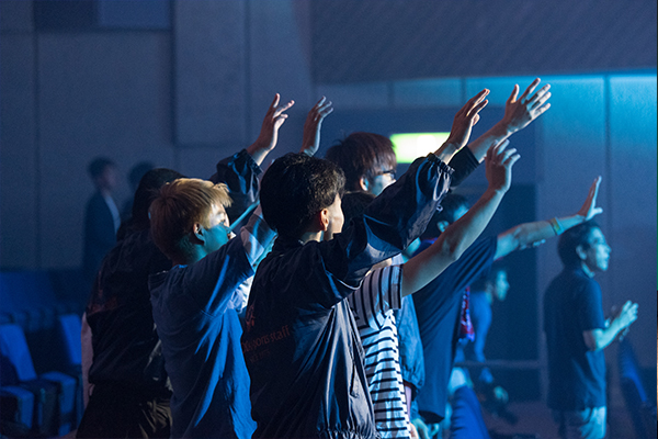 エネルギッシュなステージに応えるように、客席も総立ちで声援を送っていました。