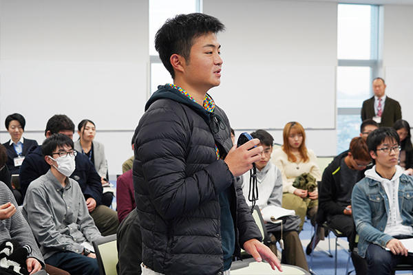 「学部卒と大学院卒で働く環境に違いはありますか？」と、吉山さんに質問する学生。