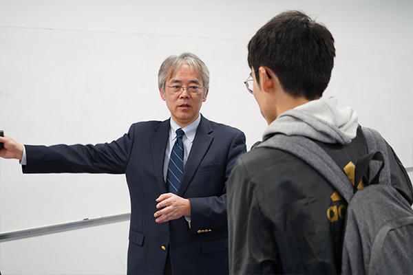 講座終了後、吉山さんに質問する積極的な学生も。